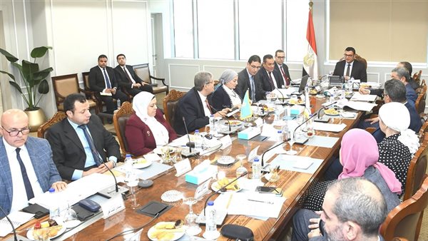 بناء على توجيهات الرئيس السيسي، وزير الإسكان يترأس اجتماعًا 