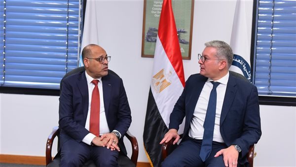 وزيرا البترول والعمل يُسلمان الشهادات لأوائل خريجي الدورات ا