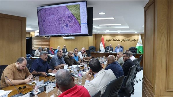 جانب من اجتماع نائب محافظ الجيزة اليوم مع رؤساء الأحياء
