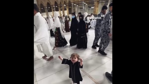 طفلة تسرق القلوب أمام الكعبة