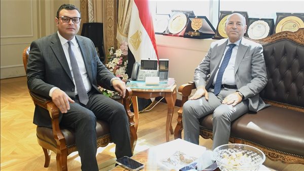 وزير الإسكان يستعرض مع محافظ القاهرة الموقف التنفيذي لعدد 