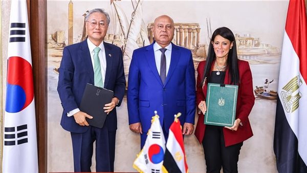 جانب من توقيع اتفاقية تطوير مراكز صيانة السيارات الخضراء