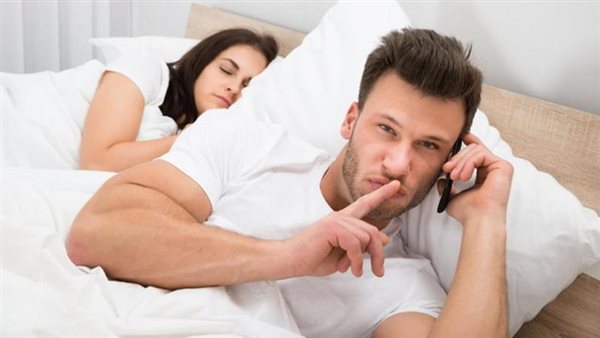 حكم الشرع في الزوج الذي يخون زوجته عن طريق الانترنت