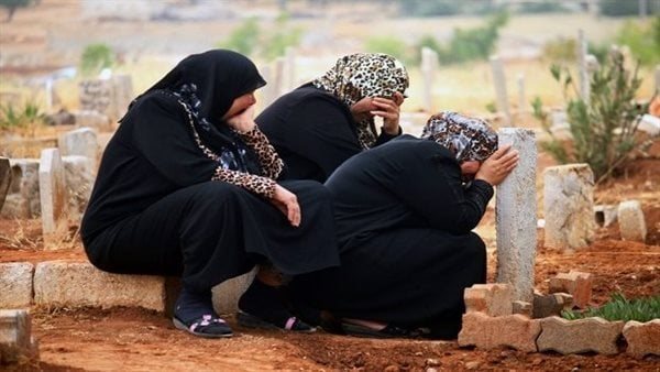 هل يجوز زيارة القبور للنساء بدون بكاء