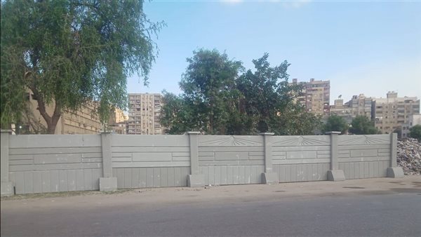 لقطة توضح تركيب أسوار خرسانية بشارع فيصل 