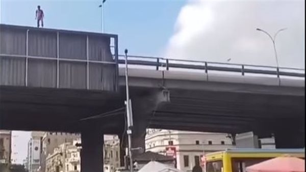 شاب يقفز من أعلى كوبري العتبة