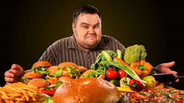 حقيقة أم خرافة: هل تناول الطعام بعد الثامنة مساءً يسبب زيادة