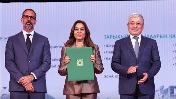 لحظة تسلم الدكتورة منال عوض الجائزة