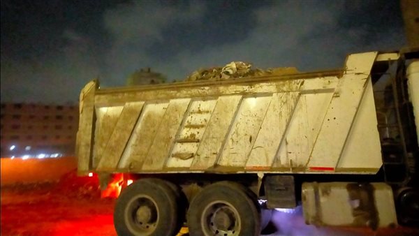 جانب من رفع 3000 طن مخلفات الهدم والبناء بالهرم
