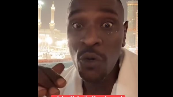معتمر يدعو لمديره في الحرم