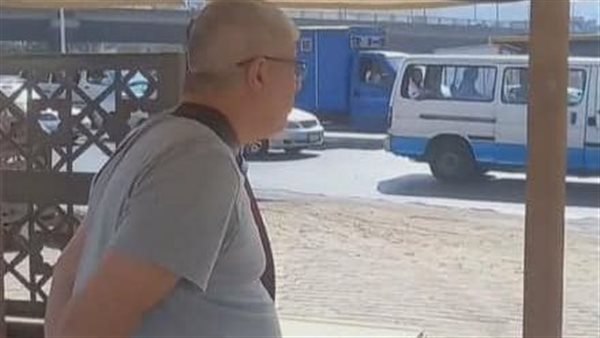 احمد شوبير يتابع جهود اطفاء سيارته 