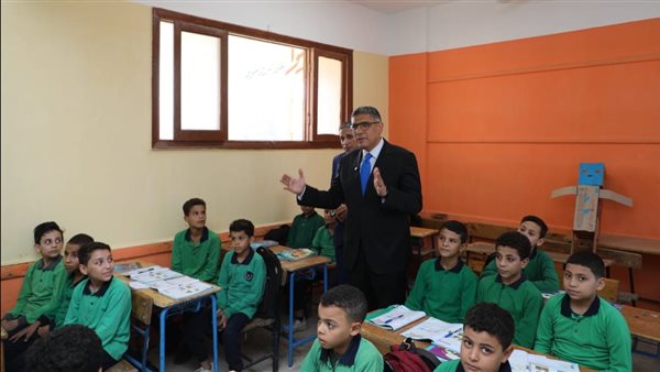 جانب من جولة محافظ الجيزة اليوم بمدارس أبو النمرس