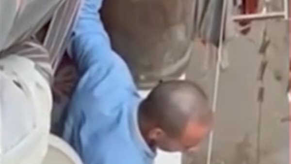 فحص فيديو متداول لشخص يحمل اسطوانة غاز بالمنيب