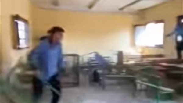فحص فيديو لمجموعة من الطلاب يقومون بالرقص داخل الفصل
