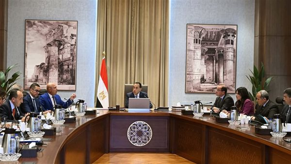 جانب من اجتماع مدبولي مع وزير النقل اليوم