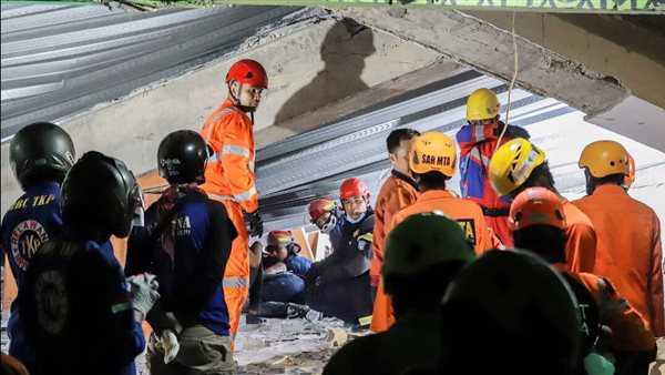 انهيار مدرسة فوق الطلاب، دفن 65 تحت الأنقاض ما القصة؟ فيديو