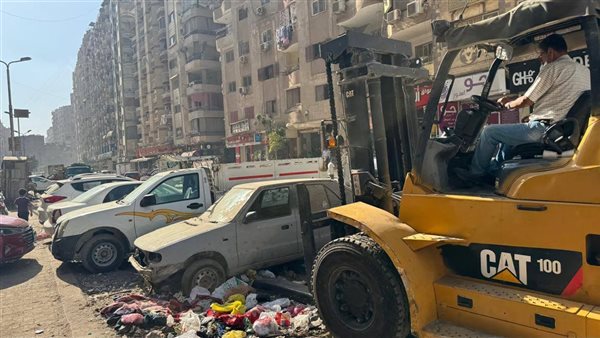 جانب من حملات النظافة المكثفة بحي الهرم اليوم