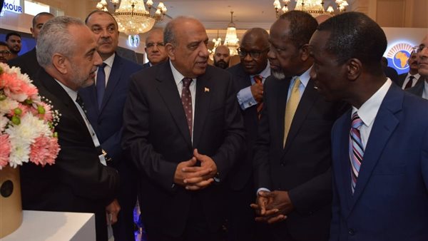 عصمت يفتتح معرض صناعة المهمات الكهربائية 
