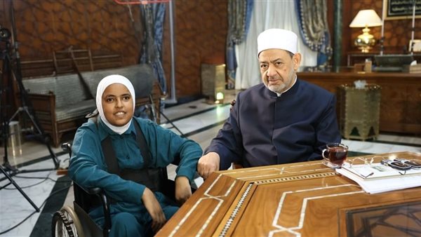 جانب من لقاء شيخ الأزهر مع طالبة سوهاج المتفوقة