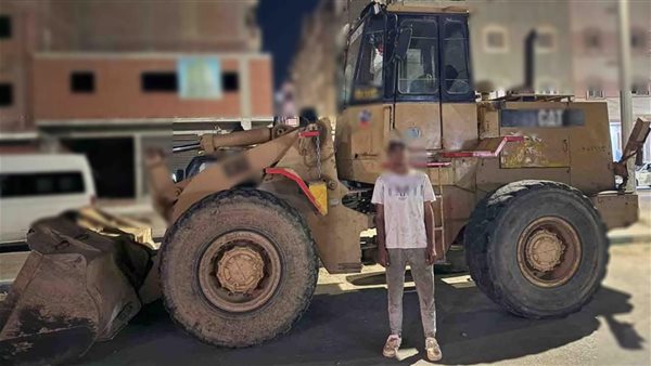 القبض على المتهم بقيادة لودر بدون ارتداءه ملابس