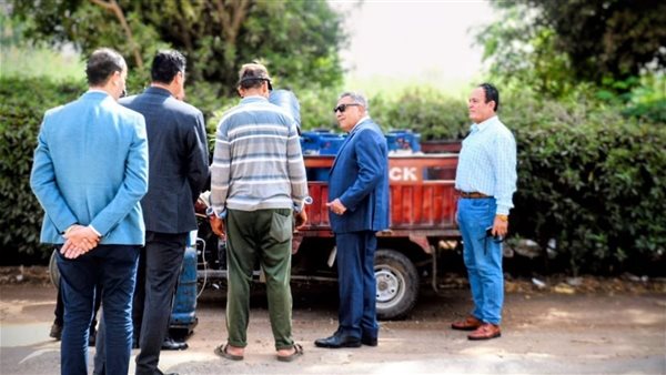 محافظ الدقهلية يستوقف أحد بائعي أسطوانات الغاز للتأكد من الا