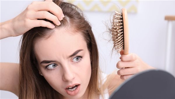 5 أسباب شائعة لتساقط الشعر وحلولها، ما القصة؟