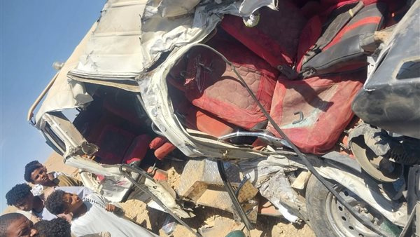  حادث تصادم بين تريلا وميكروباص بأسوان