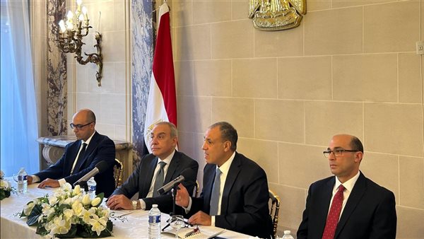 وزير الخارجية يلتقي بعدد من أعضاء الجالية المصرية في فرنسا