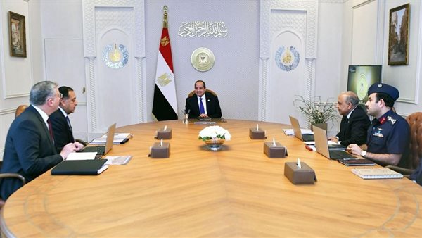 الرئيس السيسي مع وزيري البترول والكهرباء