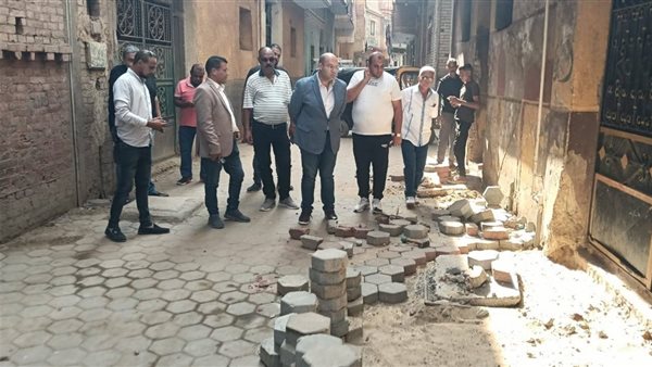 جانب من تفقد نائب محافظ الجيزة لأعمال تركيب بلاط الإنترلوك