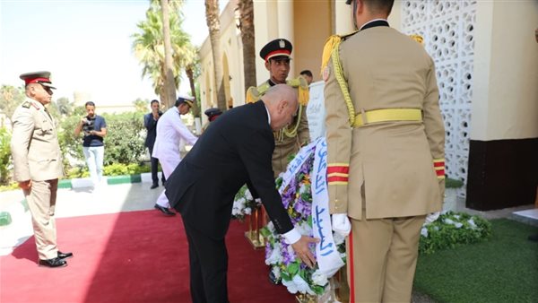 جانب من وضع محافظ القاهرة إكليل الزهور على مقابر الشهداء