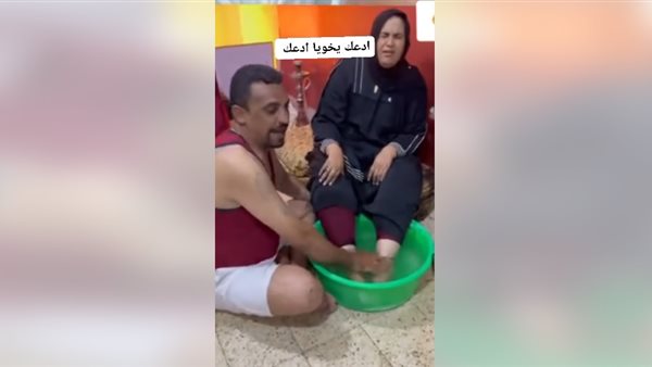 رجل يغسل قدم زوجته