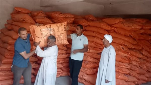 جانب من توزيع الأسمدة الزراعية المدعمة للمزارعين بالجيزة