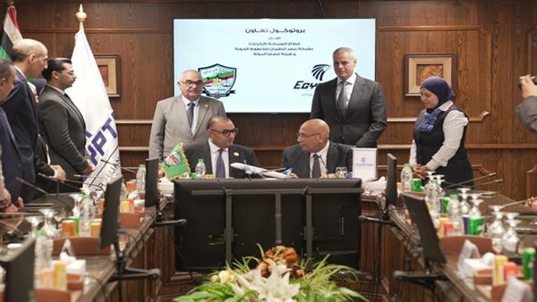 جانب من توقيع البروتوكول 