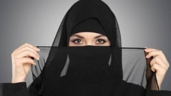 هل يجوز للمنتقبة كشف وجهها أمام أخو زوجها؟