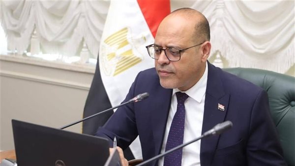 وزير العمل يهنئ الرئيس السيسي والفريق أول عبدالمجيد صقر بمنا
