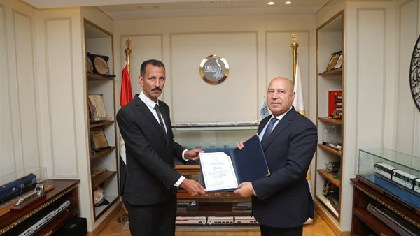 لحظة قيام وزير النقل بتكريم سائق أتوبيس أعاد مبلغ مالي كبير