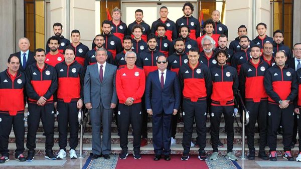 صورة تجمع الرئيس السيسي بلاعبي منتخب مصر