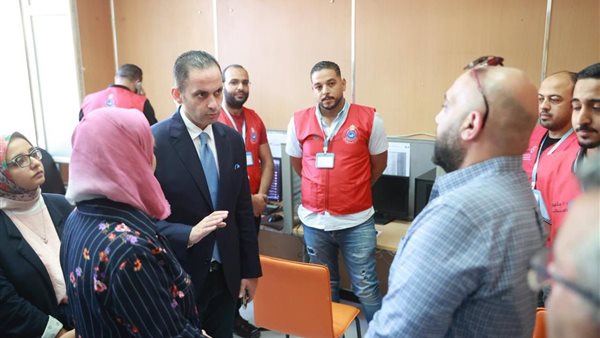 نائب وزير الصحة يتفقد غرفة الخط الساخن بالأسكندرية 