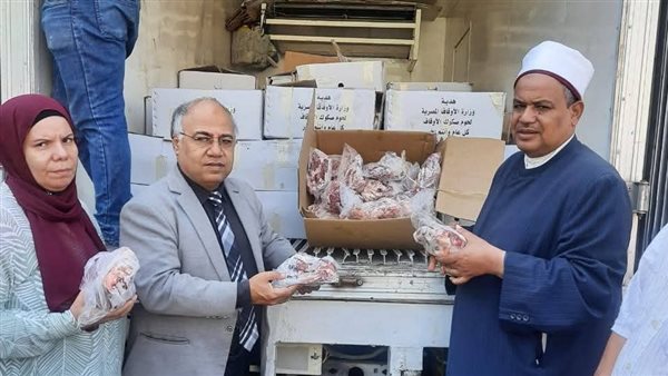 جانب من توزيع لحوم الأوقاف على مستحقيها في الجيزة