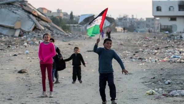 آلاف الفلسطينيين يتوجهون إلى شمال قطاع غزة بعد إعلان