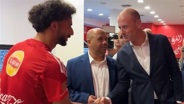 ياس سوروب مدرب الأهلي الجديد يلتقي أحمد عبد القادر