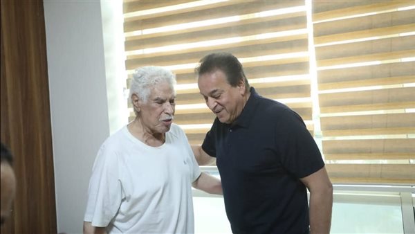 خالد عبدالغفار يزور حسن شحاته للاطمئنان على حالته الصحية