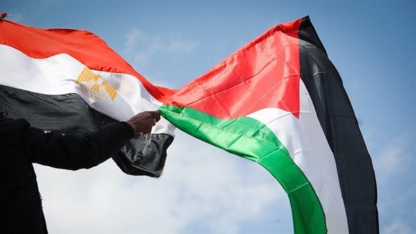 علم مصر يعانق علم غزة