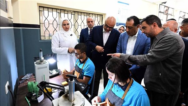 جانب من جولة مدبولي اليوم في مدرسة إيجيبت جولد الثانوية 