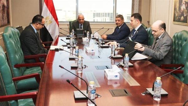 وزير الكهرباء يعقد اجتماع لمتابعة مستجدات تنفيذ المشروعات