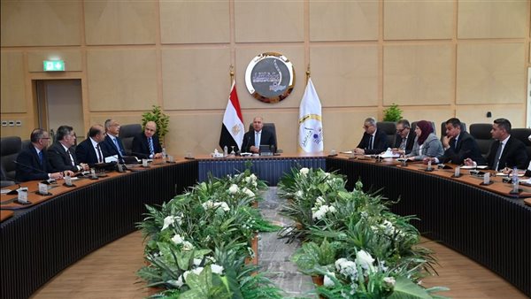 جانب من اجتماع الفريق كامل الوزير مع مصنعي الأسمنت