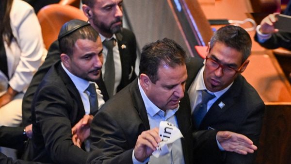 لافتات في الكنيست تطالب بالاعتراف بالدولة الفلسطينية