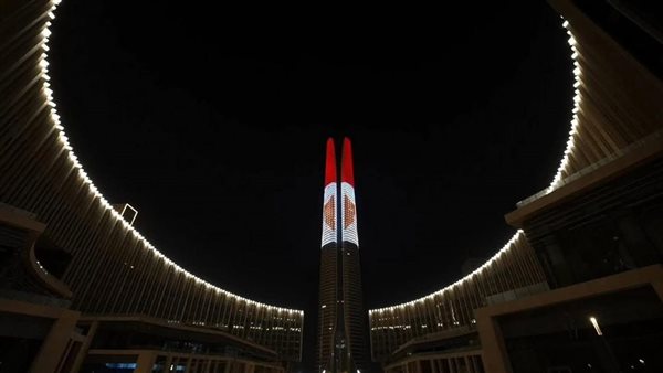البرج الأيقوني يتزين بعلم مصر 