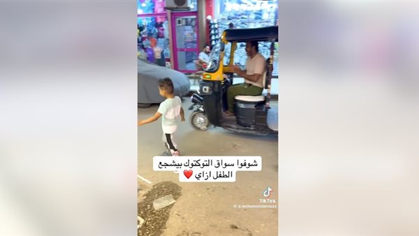 طفل يتعلم المشي